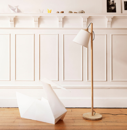 MUUTO（ムート）PULL FLOOR LAMPのリビング照明。足元には円形のベースが組み合わされ、シンプルな構成ながら、フロアランプとしての安定感も考えられています。
