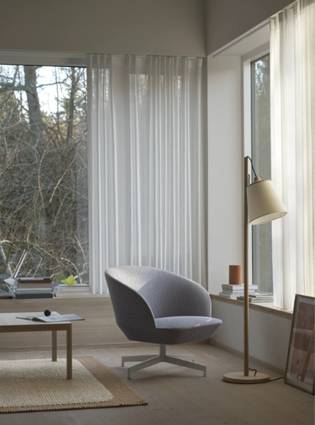 MUUTO（ムート）PULL FLOOR LAMP（プルフロアランプ）のリビング照明。オーク材の支柱と布張りシェードが明るい木製家具に調和する北欧ナチュラルな空間。