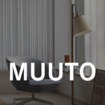 MUUTO（ムート）PULL FLOOR LAMP（プルフロアランプ）のリビング照明。オーク材の支柱と布張りシェードが明るい木製家具に調和する北欧ナチュラルな空間。