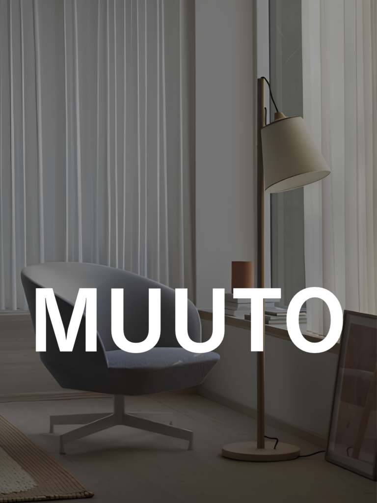 MUUTO（ムート）PULL FLOOR LAMP（プルフロアランプ）のリビング照明。オーク材の支柱と布張りシェードが明るい木製家具に調和する北欧ナチュラルな空間。