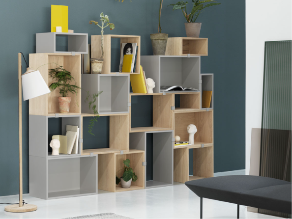 MUUTO（ムート）PULL FLOOR LAMP（プルフロアランプ）のリビング照明。オーク材の支柱と布張りシェードが明るい木製家具に調和する北欧ナチュラルな空間。