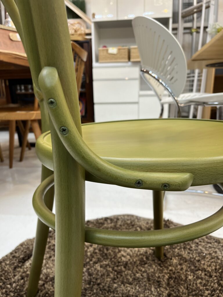 TON（トン） Chair 14（チェア14）木製ダイニングチェア。複数の木製パーツが生み出す美しい曲線と、部材同士のつながりが見どころ。