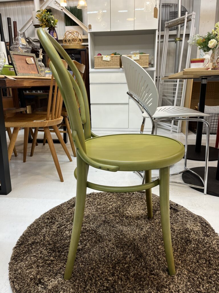 TON（トン） Chair 14（チェア14）木製ダイニングチェア。背もたれの滑らかな曲線と細身のフレームが織りなす、美しいラインの対比が魅力。