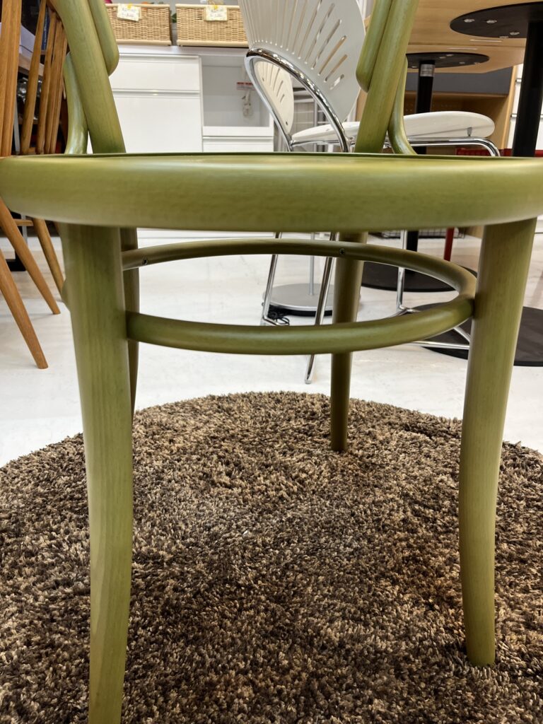 TON（トン） Chair 14（チェア14）木製ダイニングチェア。4本の脚をつなぐ円形ストレッチャーがリング状のアクセントとなり、脚部のデザインを引き立てる。