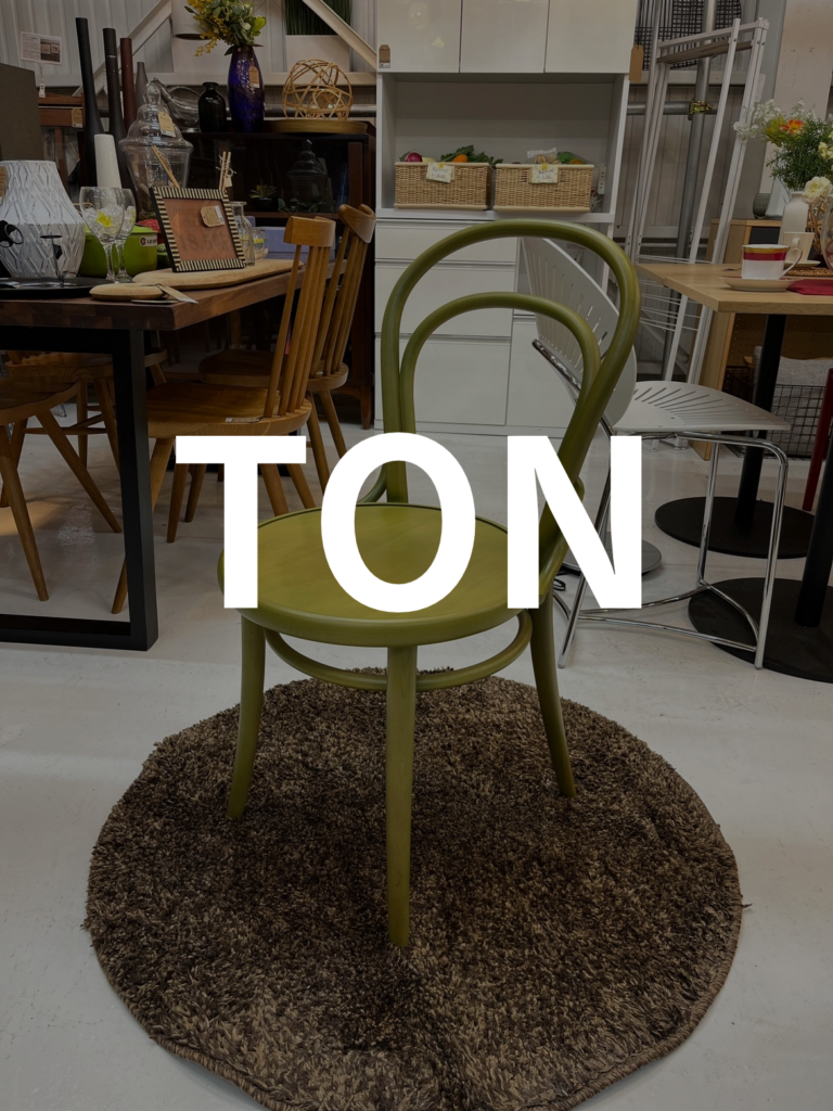 TON（トン）Chair 14 チェア｜木目が透けるオリーブグリーンのブナ材、曲線的なベントウッドフレームと丸溝加工の木製座面が特徴