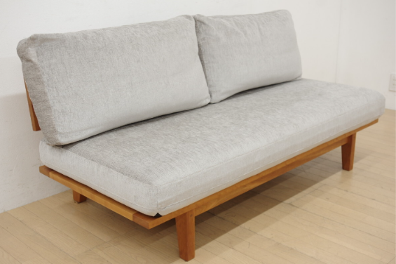 MASTERWAL(マスターウォール) COMMON ROOTS MATE SOFA(メイト 2Pソファ)。上質なウォールナットの木枠と、グレー系ファブリック(MIRAGE シルバー等)のコントラストが洗練された高級感を演出