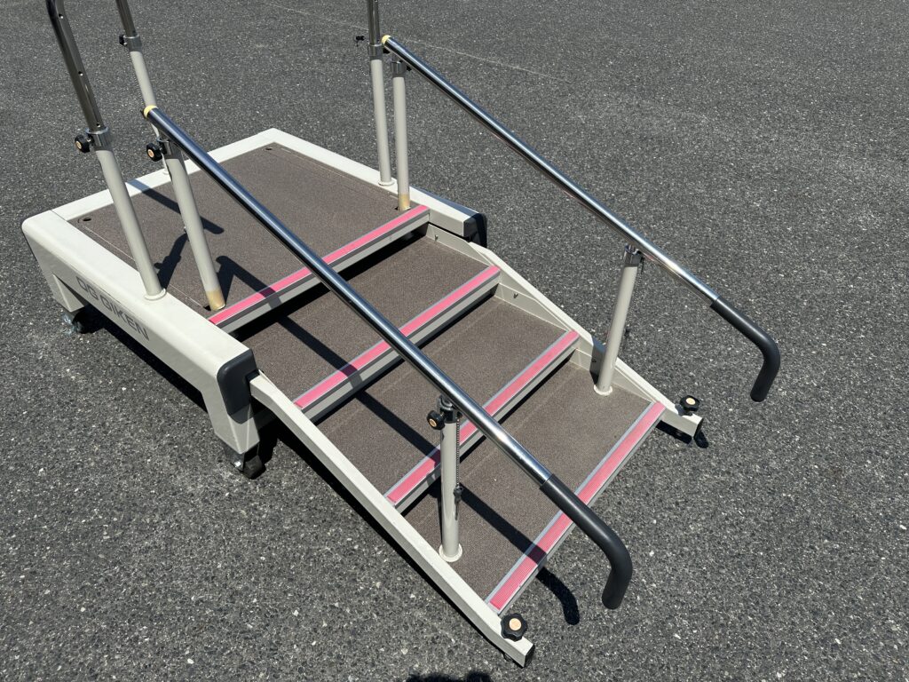 オージー技研が製造・販売する小型収納式階段GH-453は、リハビリテーション施設などでの省スペース利用に特化した、折りたたみ式の歩行練習用階段です。高齢者や下肢に障害を持つ方の歩行練習に適しています。