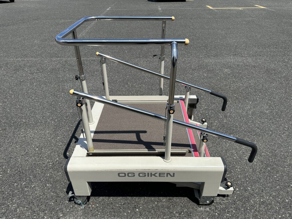 リハビリ施設向けに設計された安全・安定性の高い階段で、実際の段差に近い環境で歩行訓練が可能です。