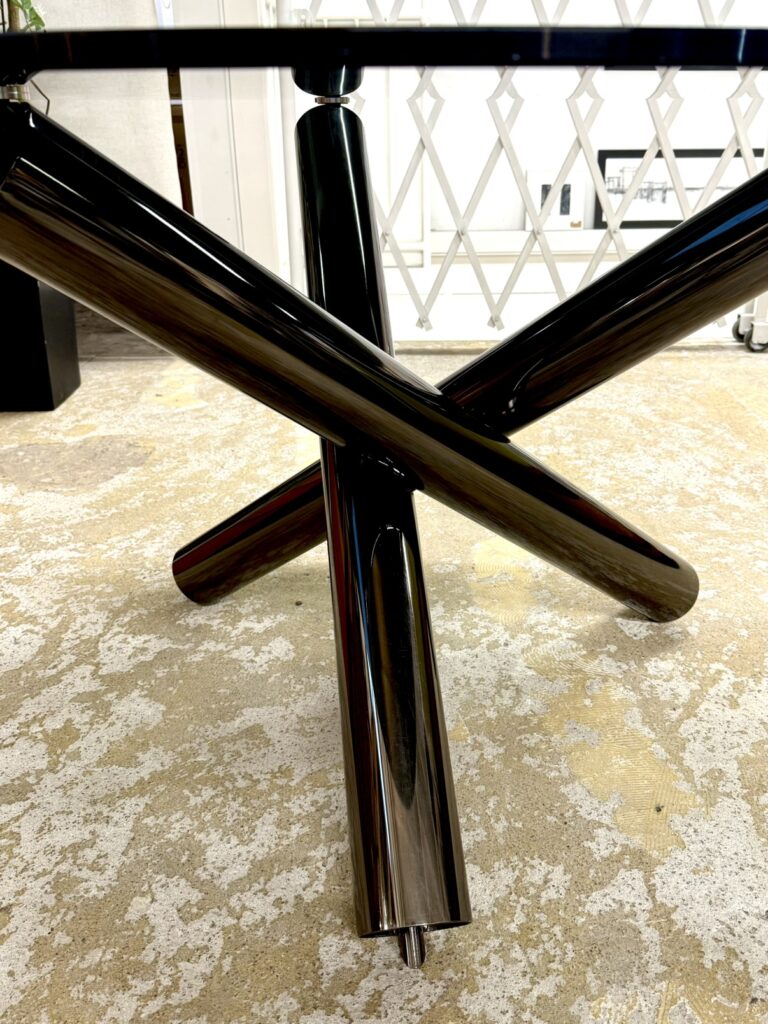 上品で洗練されたデザインが特徴の丸型テーブル。高品質素材を使用し、家族やゲストとの食事をスタイリッシュに演出します。